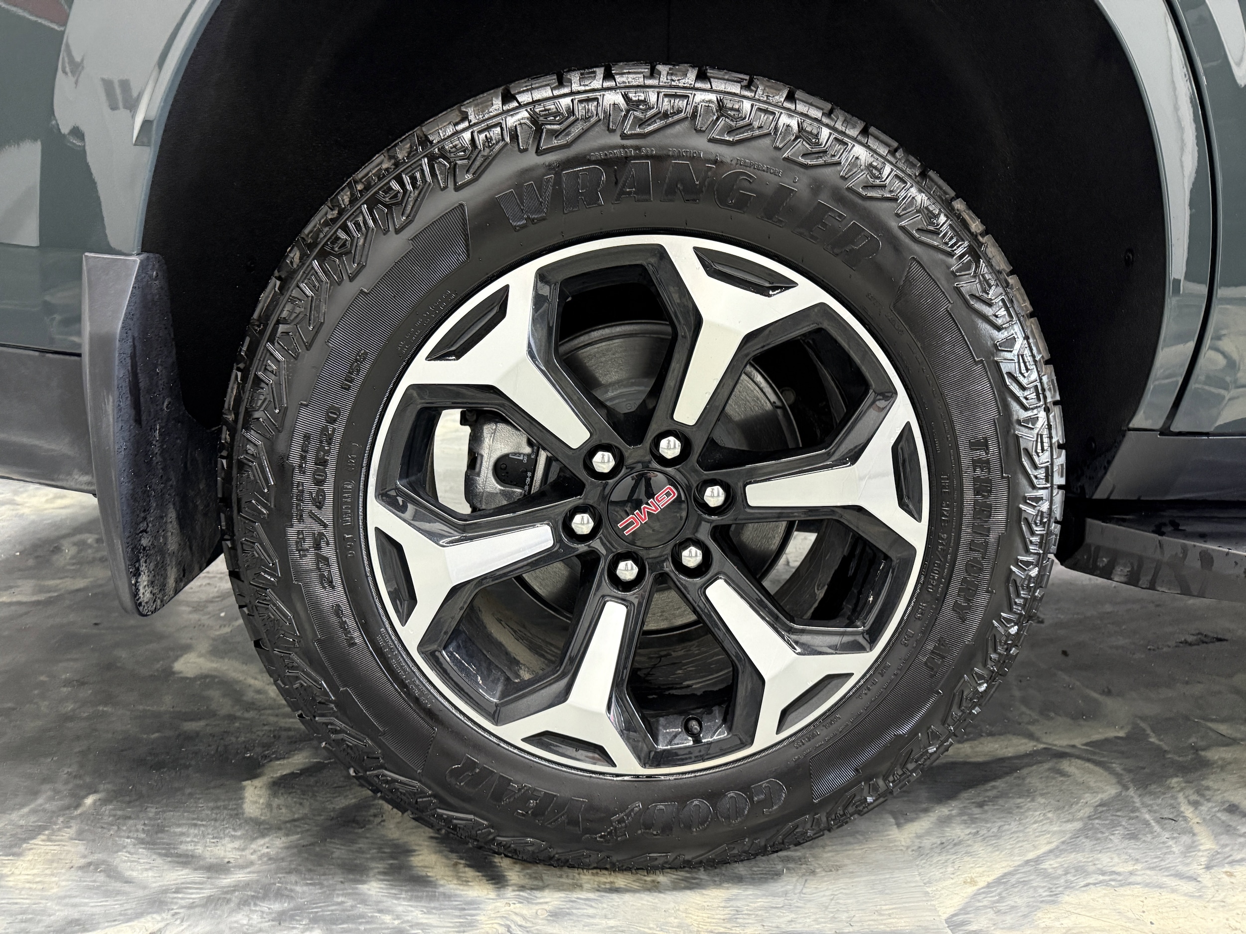 2026 GMC Yukon AT4 - Photo 37