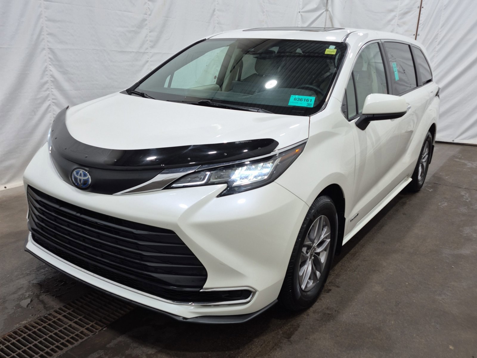 2021 Toyota Sienna LE's photo