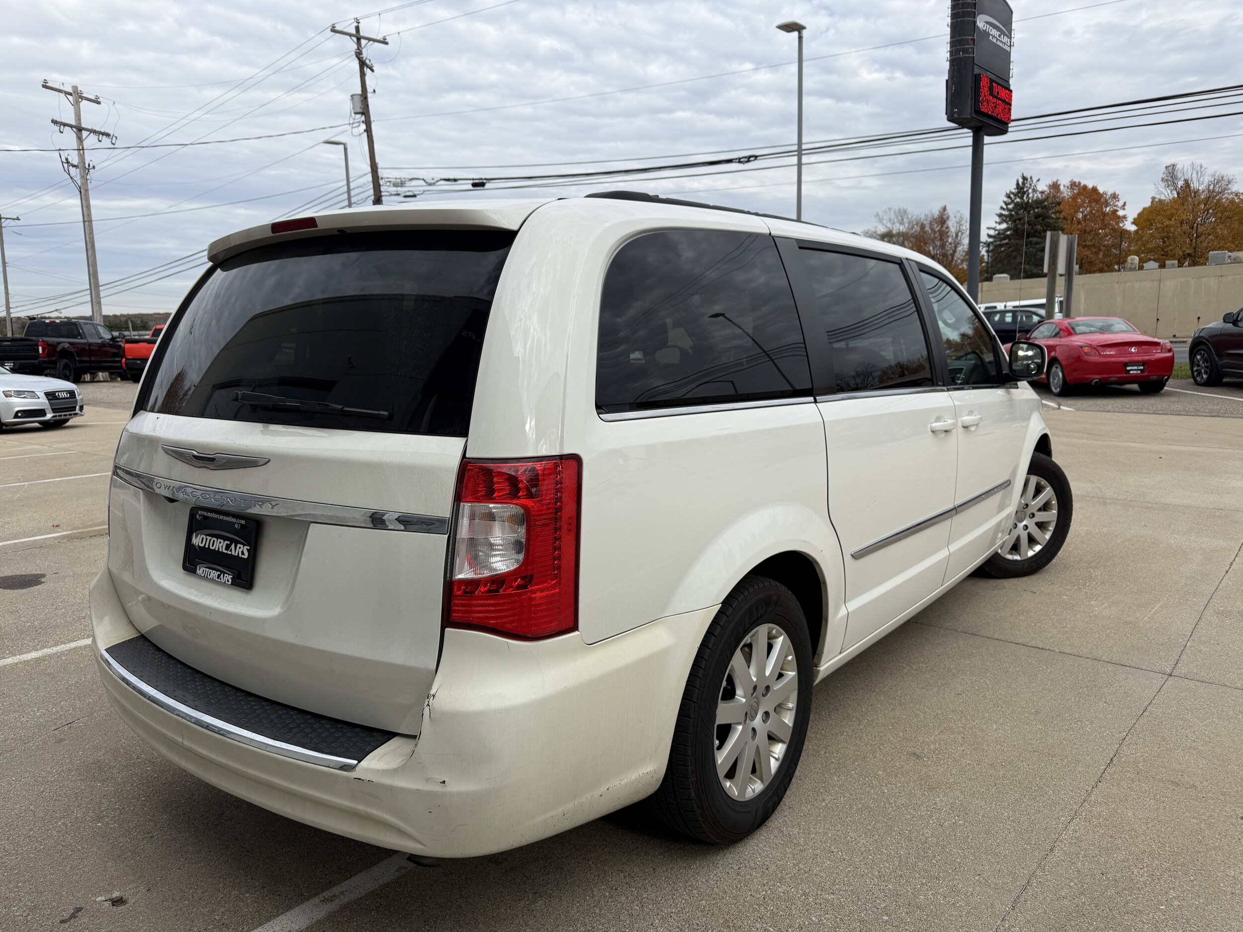 2013 Chrysler Town & Country Touring photo 2