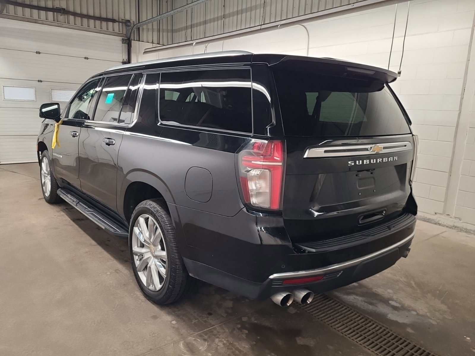 2021 Chevrolet Suburban High Country photo 3