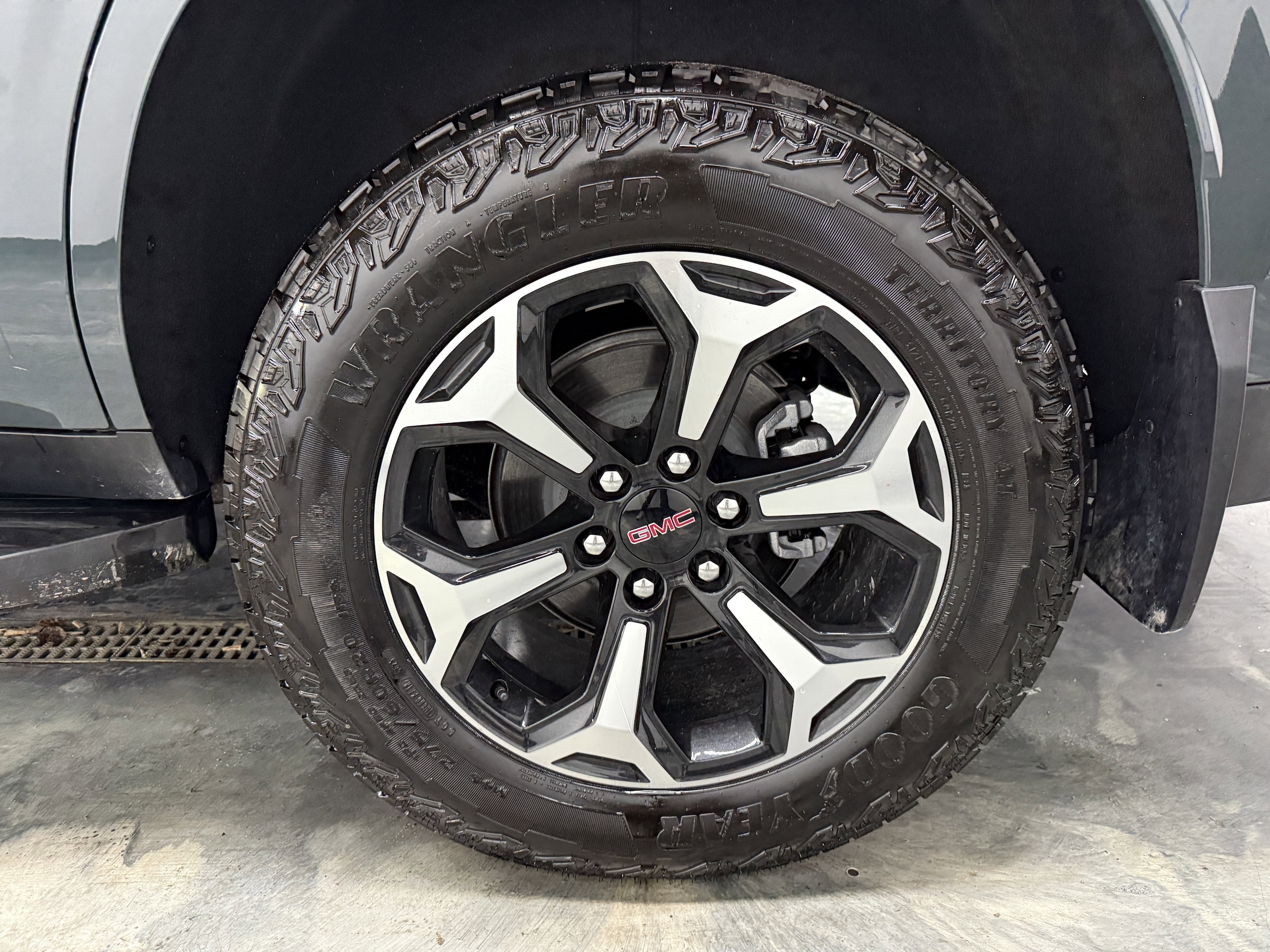 2026 GMC Yukon AT4 - Photo 36