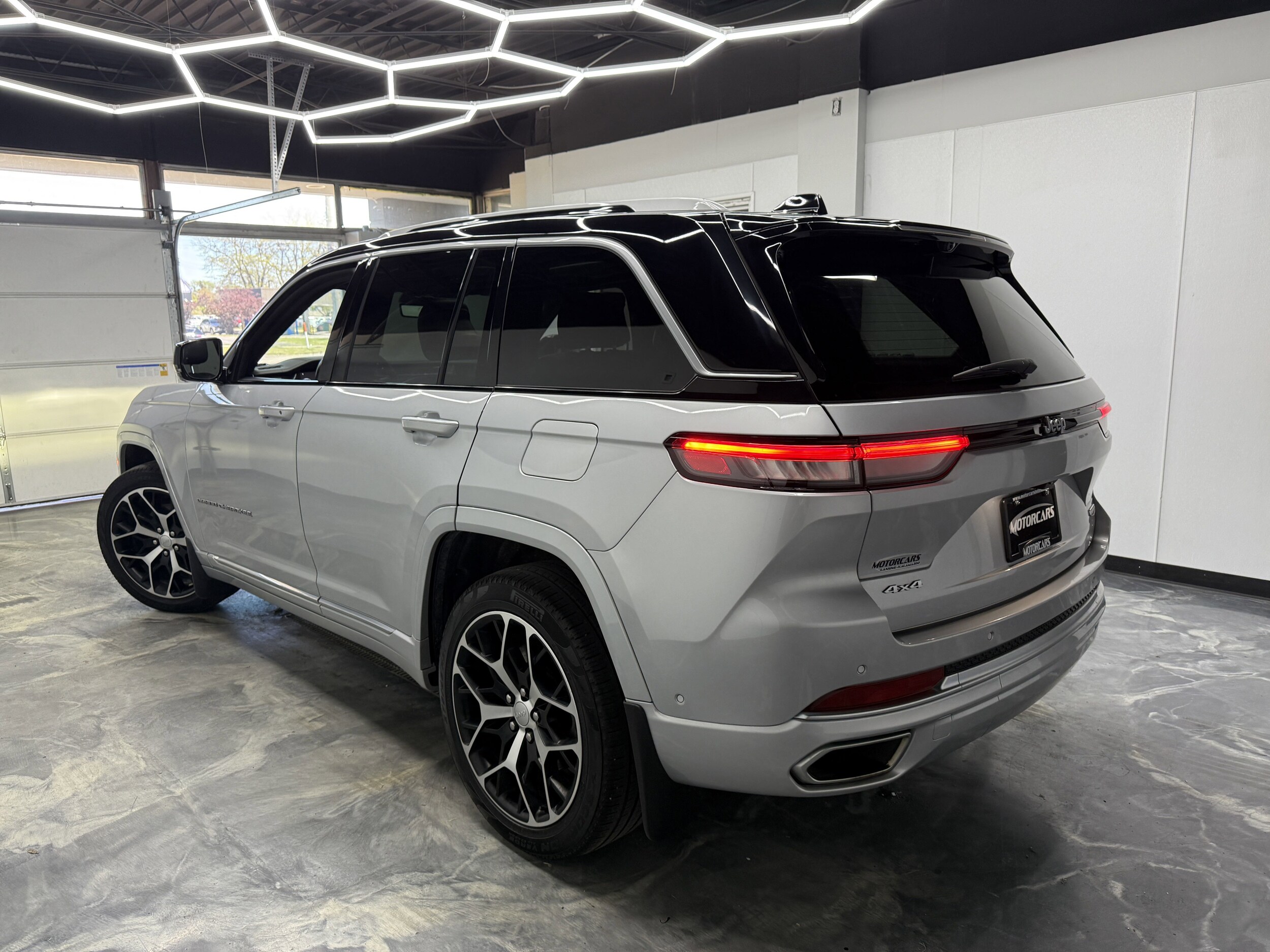 2022 Jeep Grand Cherokee Summit Reserve photo 3