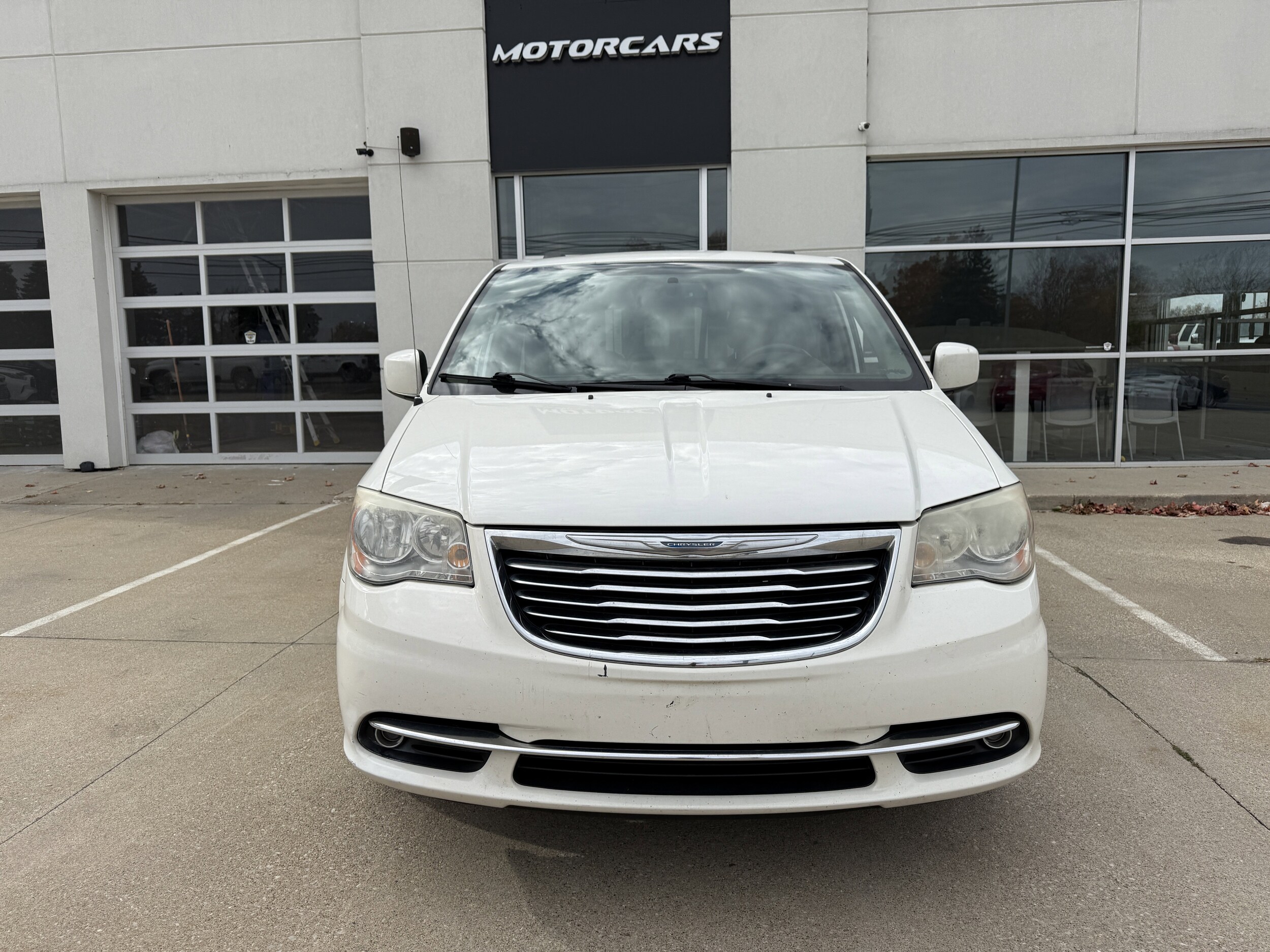2013 Chrysler Town & Country Touring photo 3