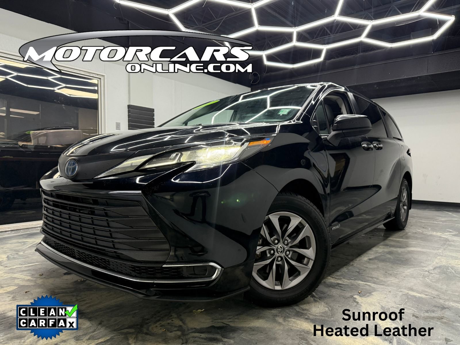2021 Toyota Sienna LE's photo