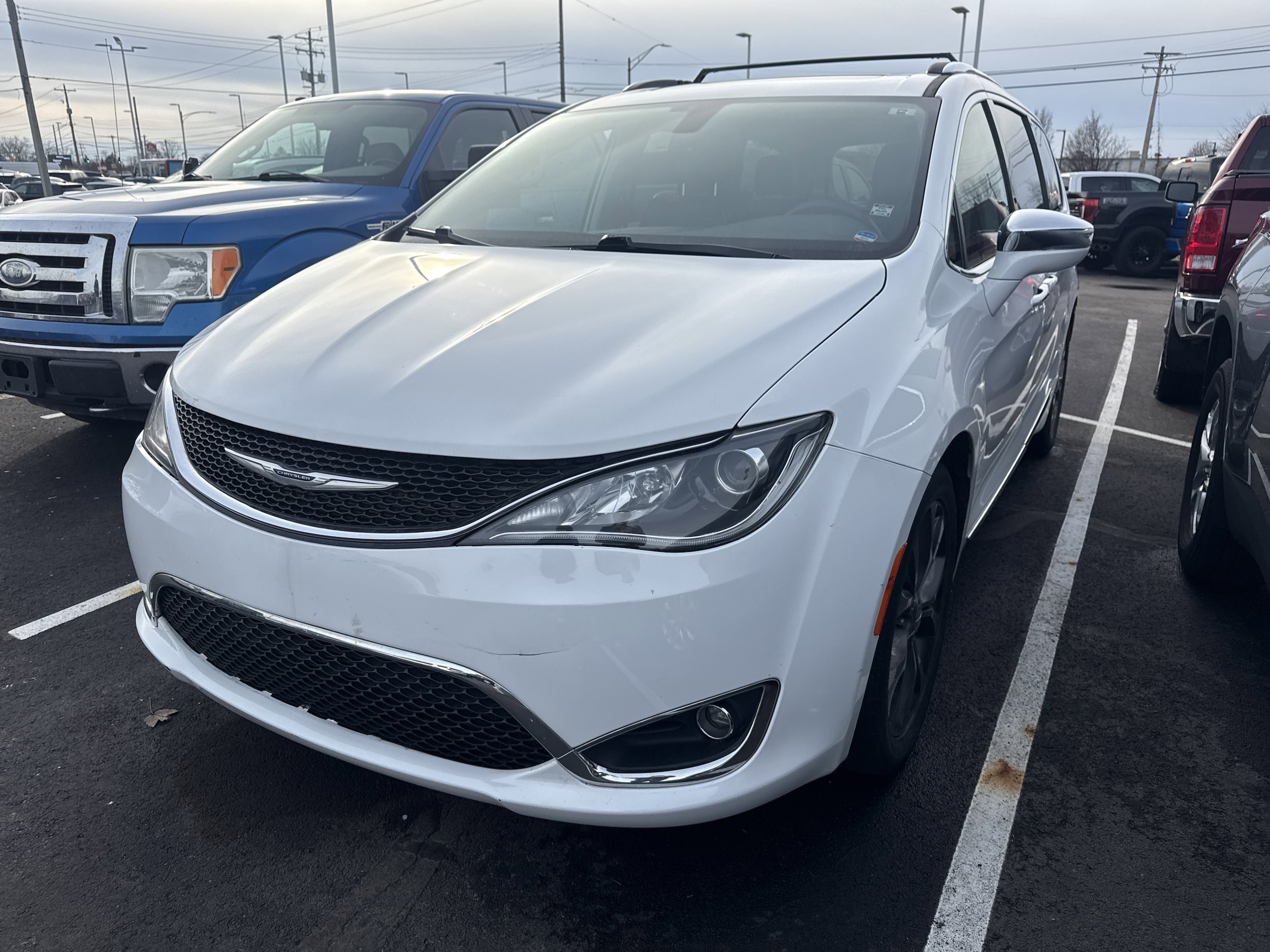 2019 Chrysler Pacifica Limited's photo