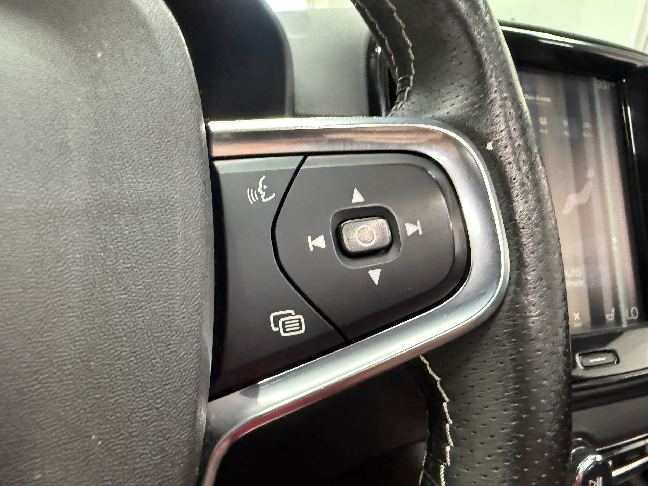 2021 Volvo XC40 R-Design - Photo 13