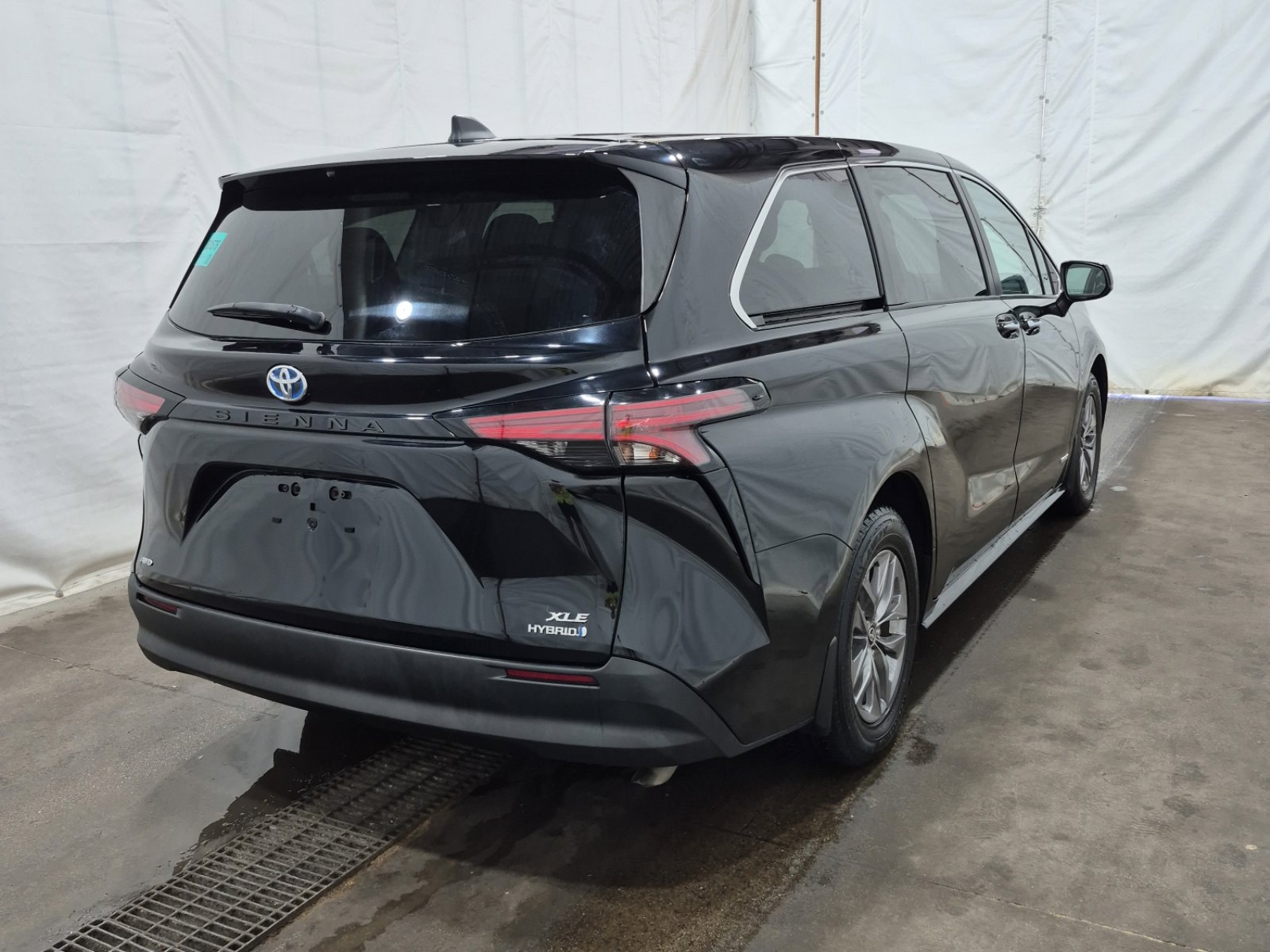 2021 Toyota Sienna XLE photo 2