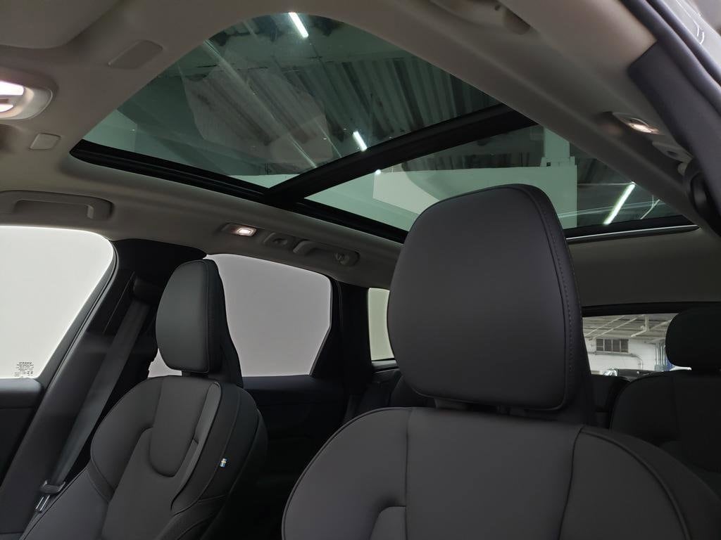 2026 Volvo XC60 Plus - Photo 7