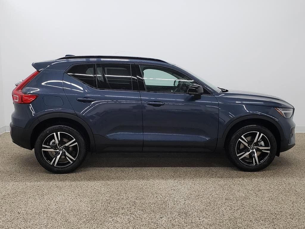 New 2026 Volvo XC40 B5 Core SUV