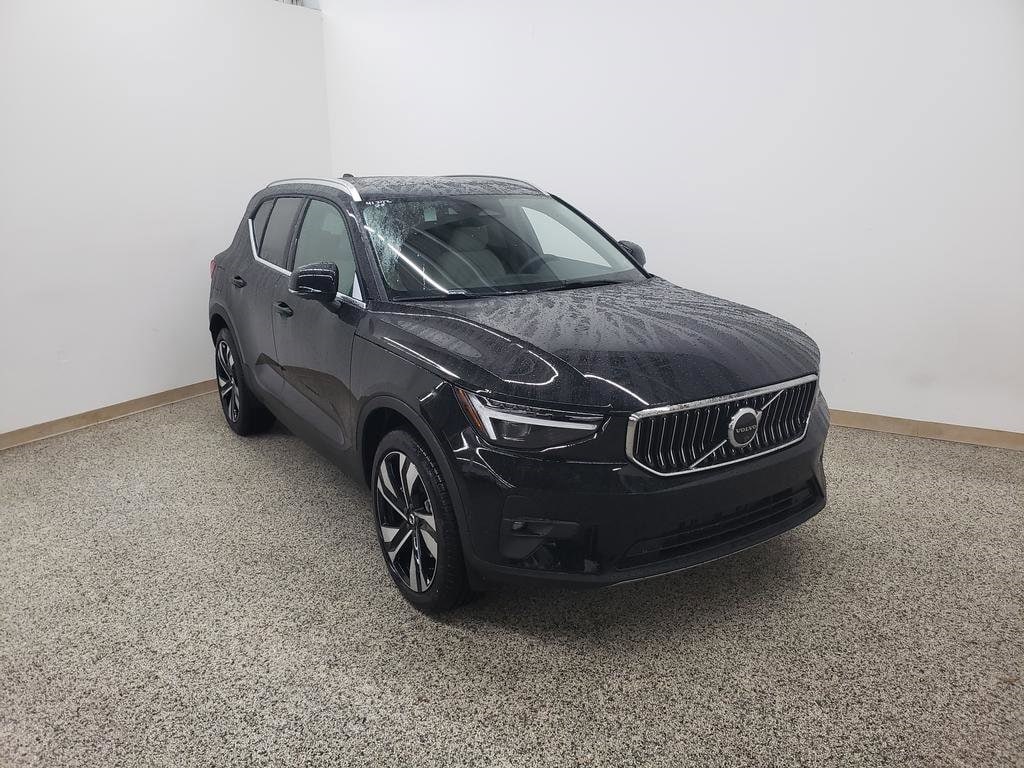 2025 Volvo XC40 B5 Ultra Bright Theme