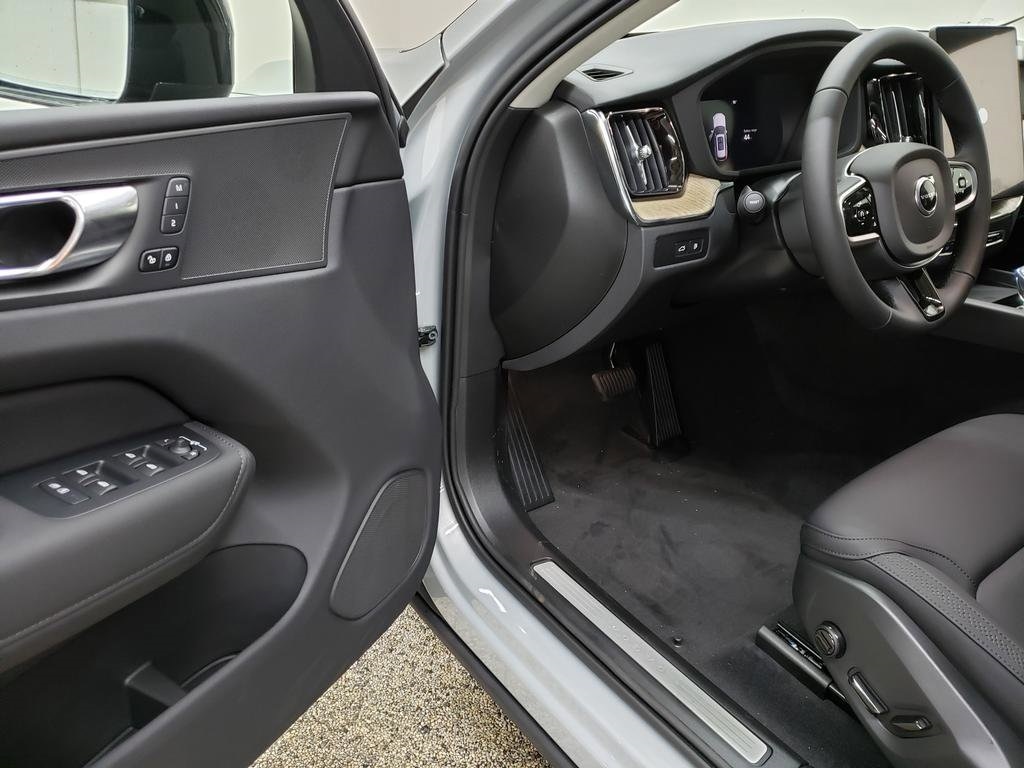 2026 Volvo XC60 Plus - Photo 6