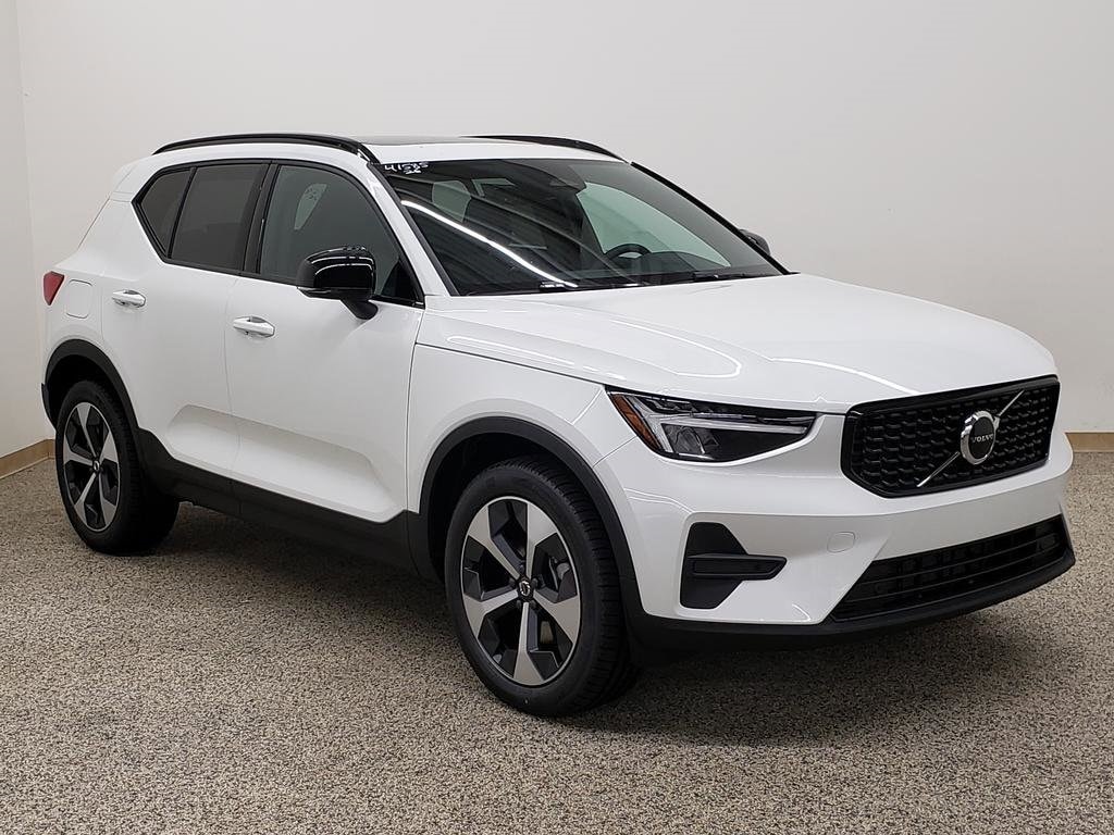 New 2026 Volvo XC40 B5 Core SUV