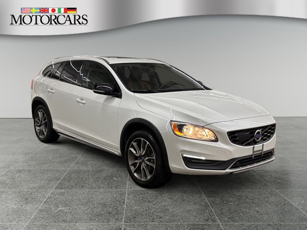 2017 Volvo V60 T5 AWD Cross Country's photo
