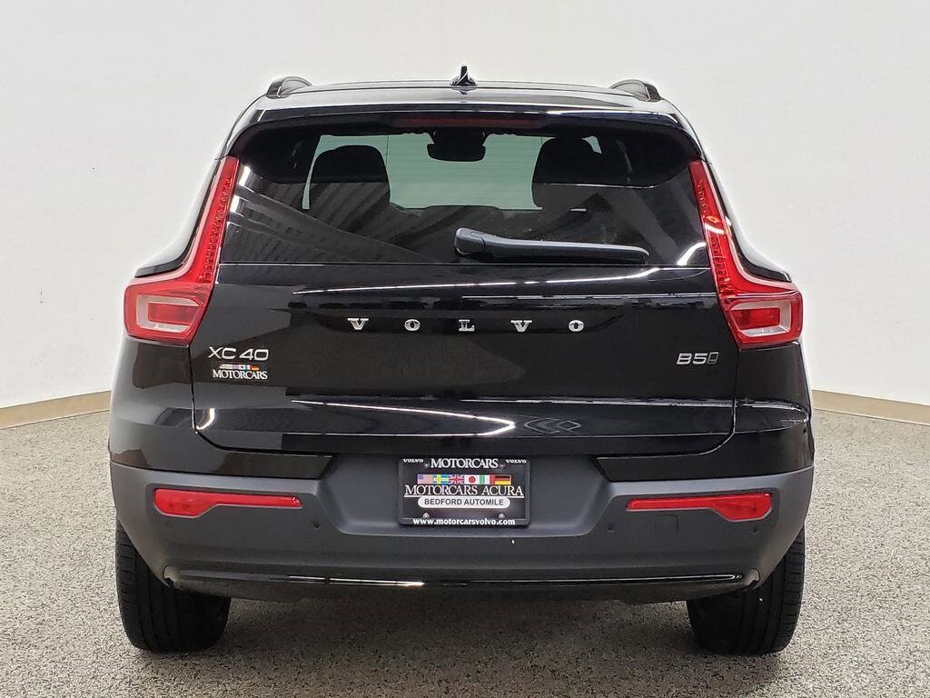 New 2026 Volvo XC40 B5 Core SUV