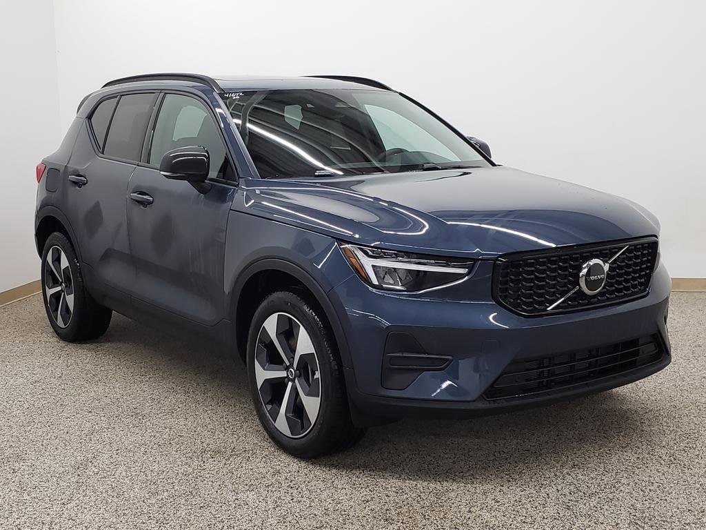New 2026 Volvo XC40 B5 Core SUV