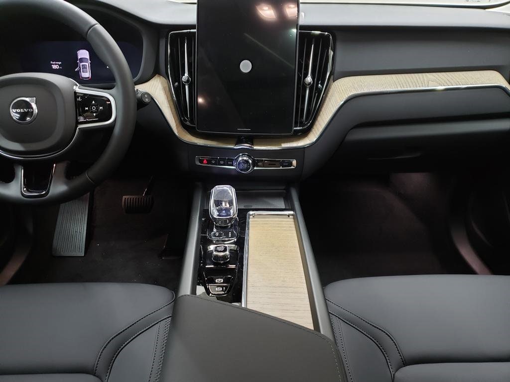 2026 Volvo XC60 Plus - Photo 9