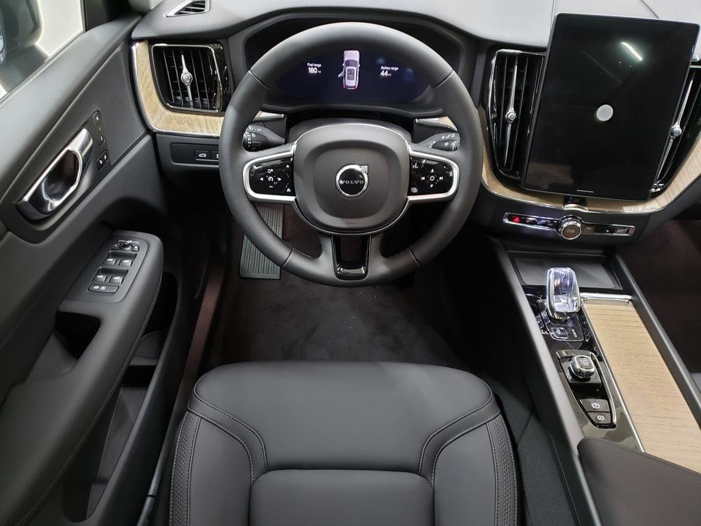 2026 Volvo XC60 Plus - Photo 10