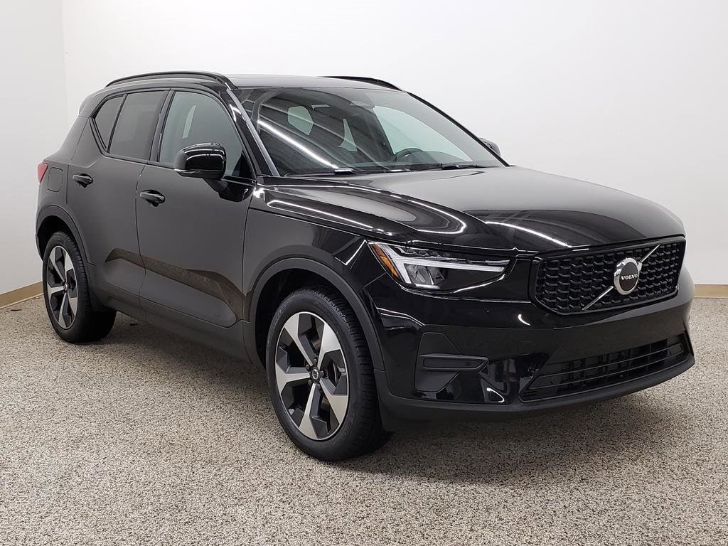 2026 Volvo XC40 Core's photo