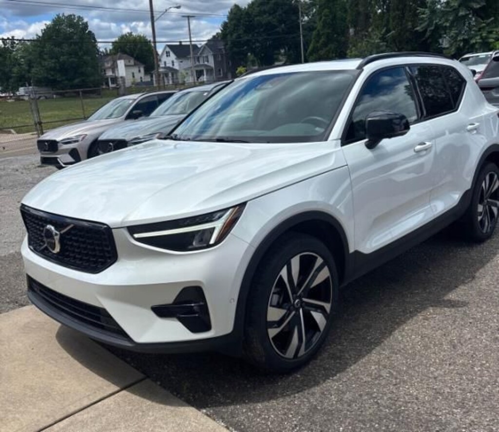 Used 2024 Volvo XC40 B5 Plus Dark Theme SUV