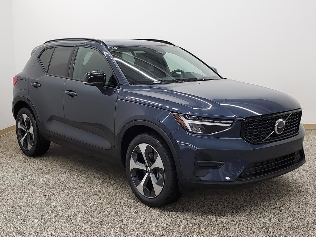 2026 Volvo XC40 Core's photo