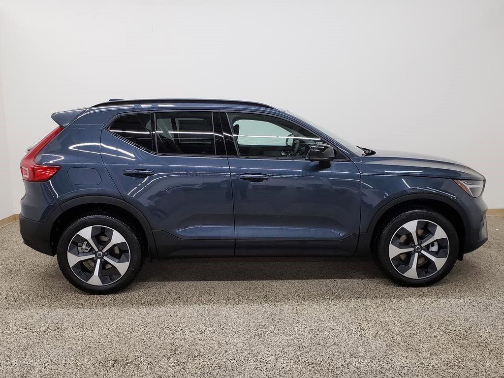 New 2026 Volvo XC40 B5 Core SUV