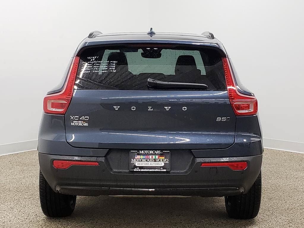 New 2026 Volvo XC40 B5 Core SUV