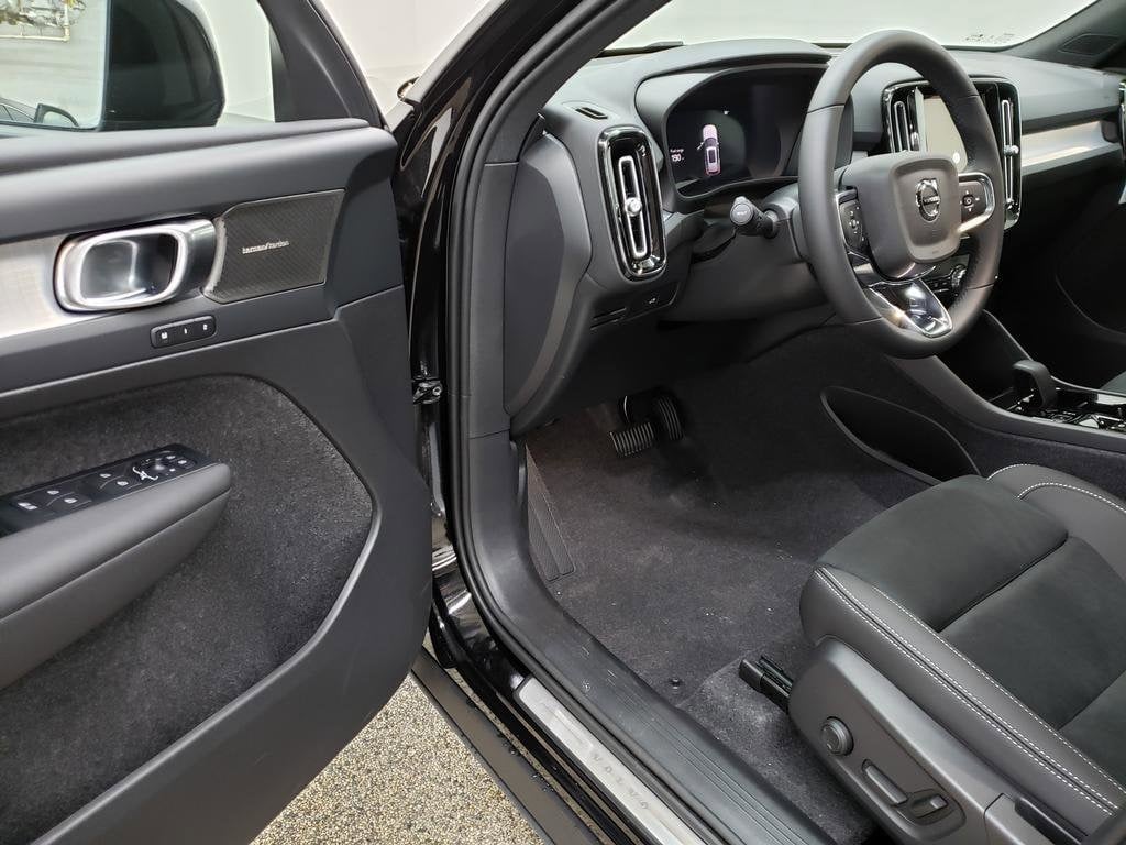 2026 Volvo XC40 Ultra Black Edition - Photo 6