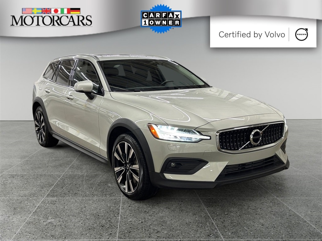 2022 Volvo V60 Cross Country Base's photo