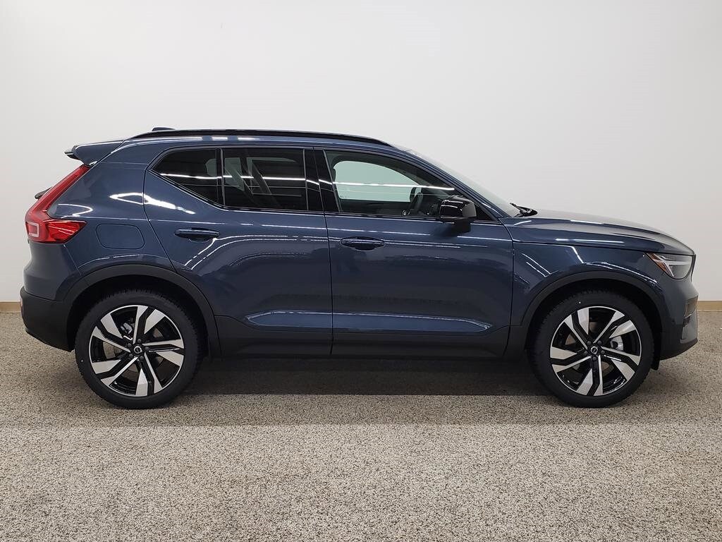 New 2026 Volvo XC40 B5 Ultra SUV