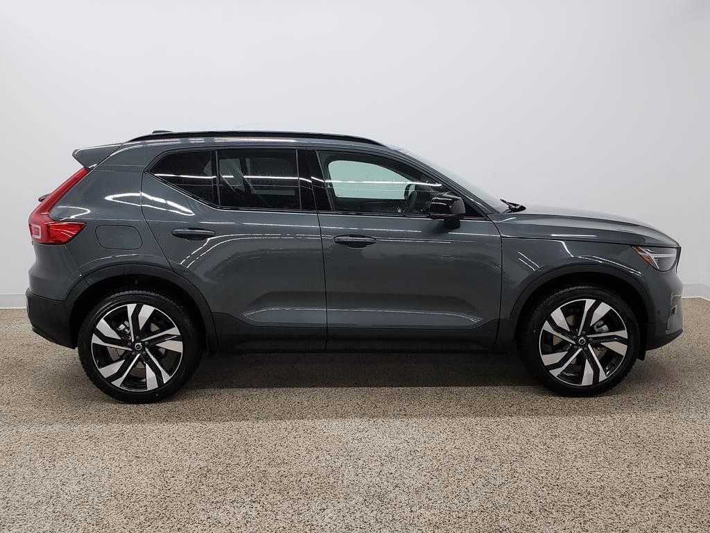 New 2026 Volvo XC40 B5 Ultra SUV