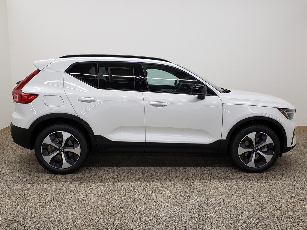 New 2026 Volvo XC40 B5 Core SUV