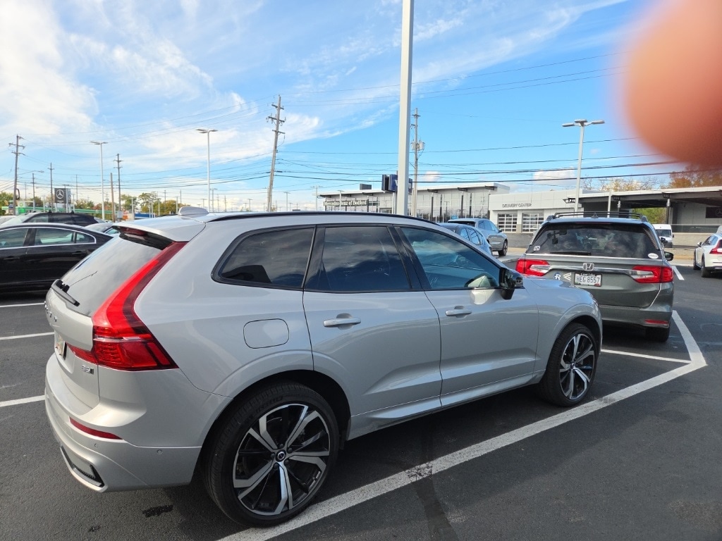 Certified 2022 Volvo XC60 B6 R-Design SUV