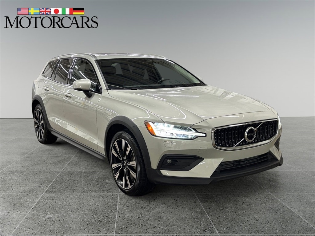 2022 Volvo V60 Cross Country Base's photo