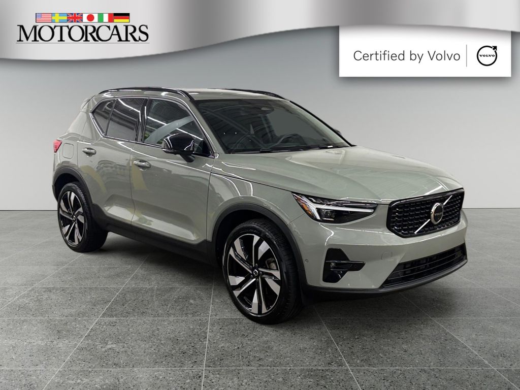 2023 Volvo XC40 B5 Ultimate Dark AWD's photo