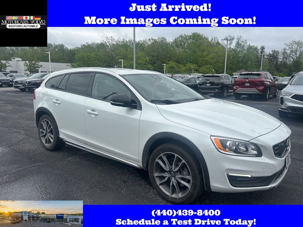 2017 Volvo V60 T5 AWD Cross Country's photo