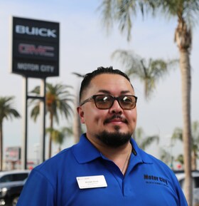 Staff member Roger Silva from cca78583eef3