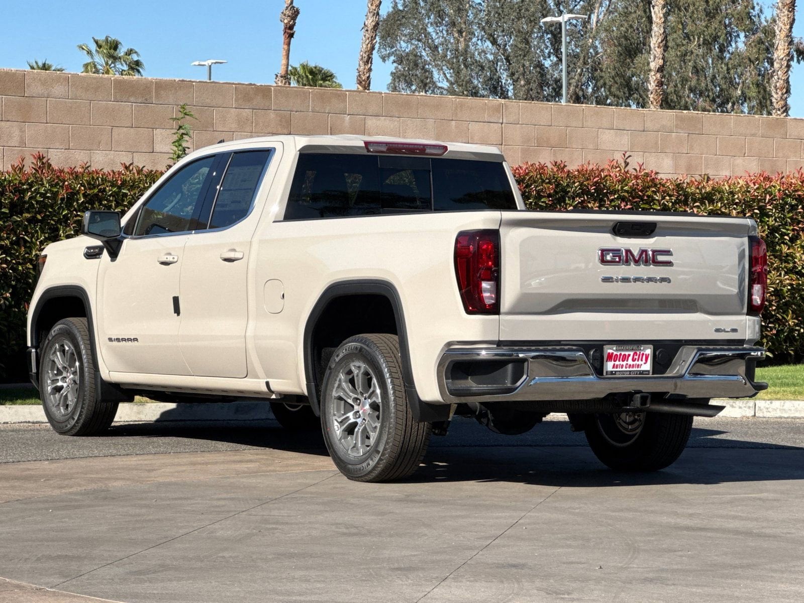2026 GMC Sierra 1500 SLE photo 4