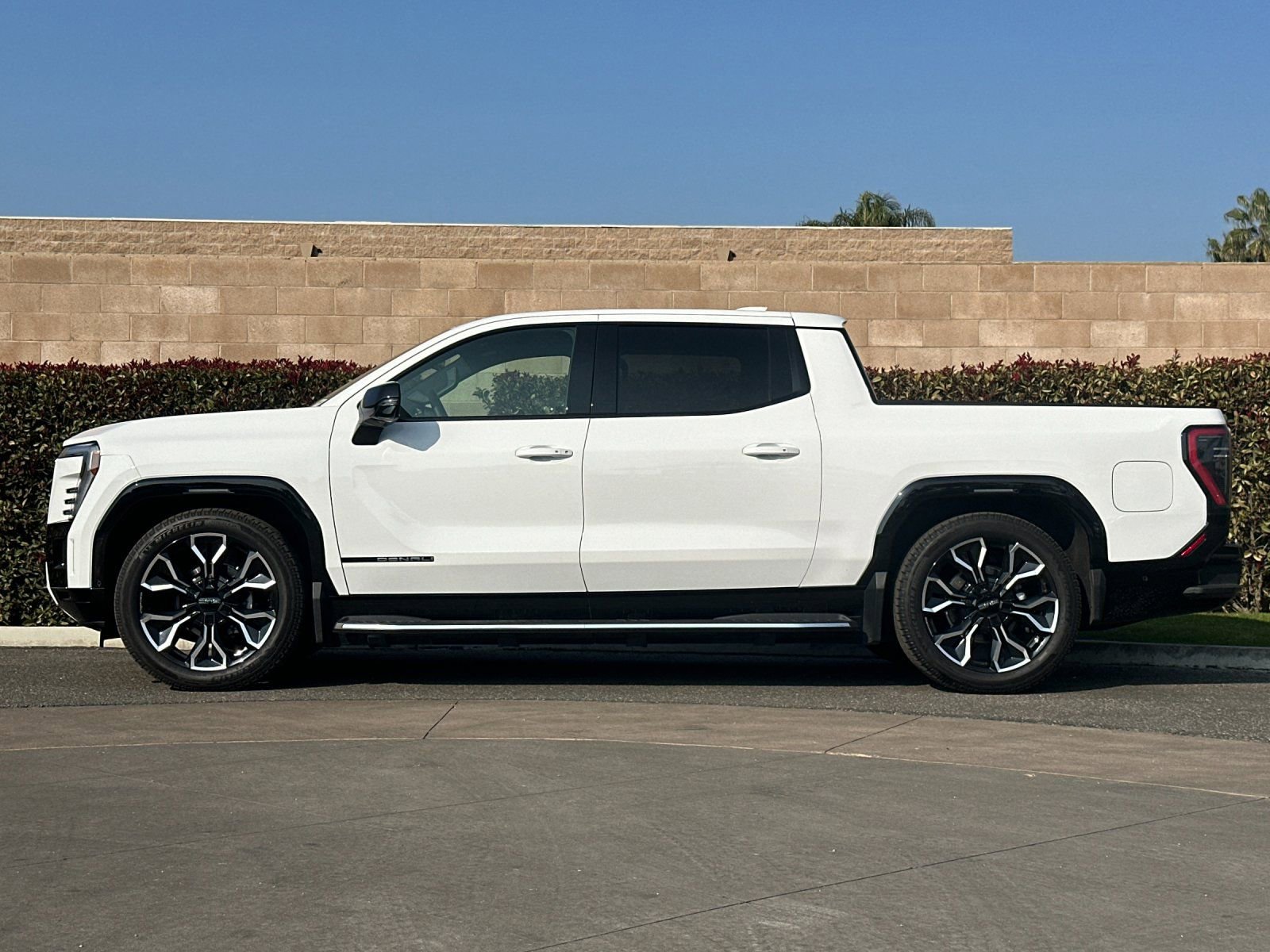 2025 GMC Sierra EV Denali - Photo 6