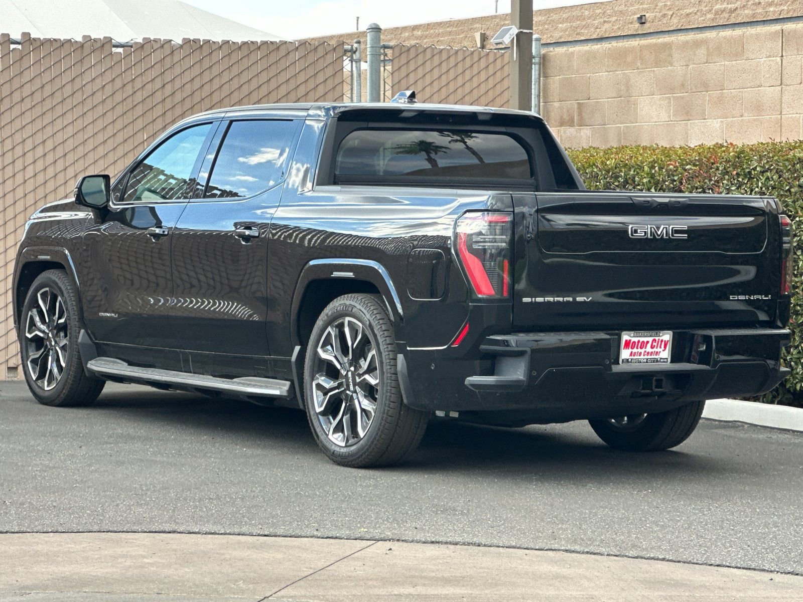 2025 GMC Sierra EV Denali - Photo 6