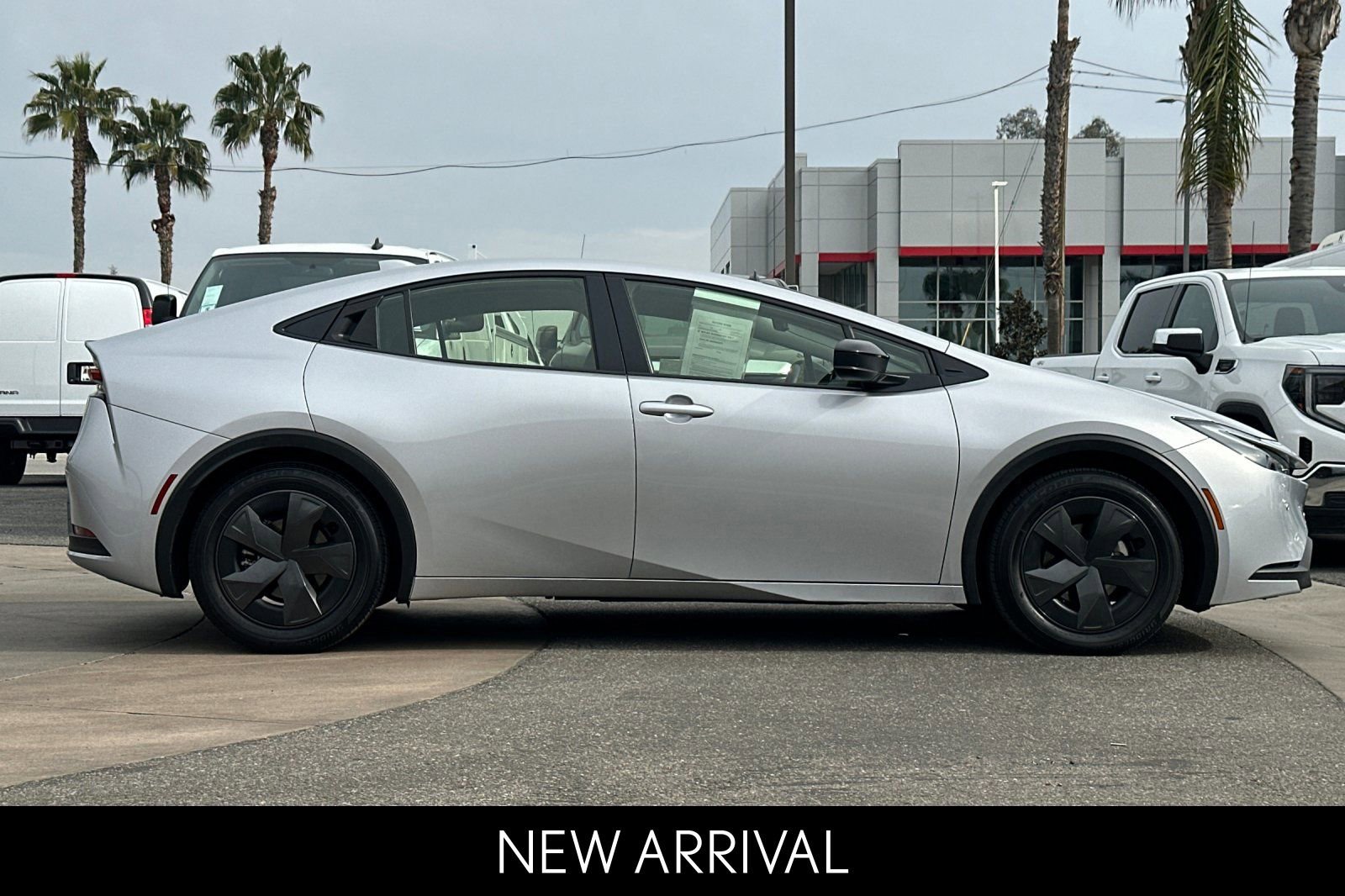 2025 Toyota Prius LE photo 2