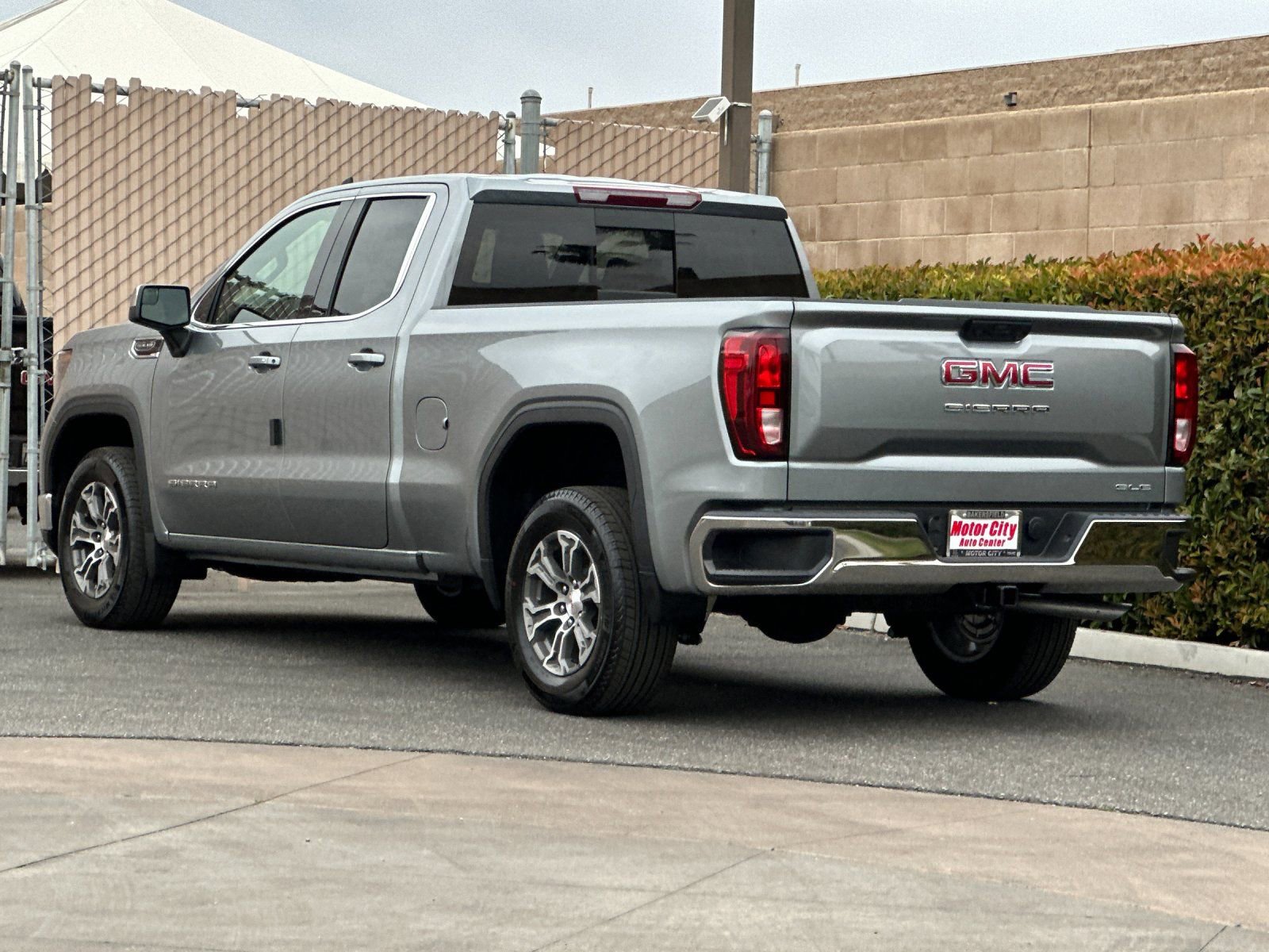 2026 GMC Sierra 1500 SLE photo 4