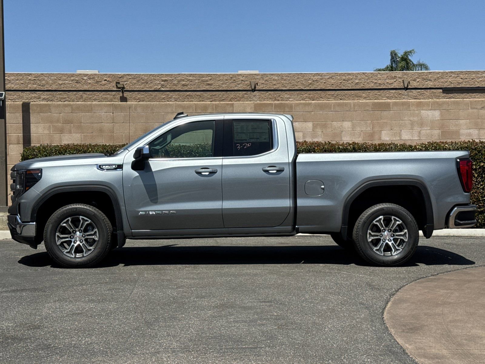 2026 GMC Sierra 1500 SLE photo 5