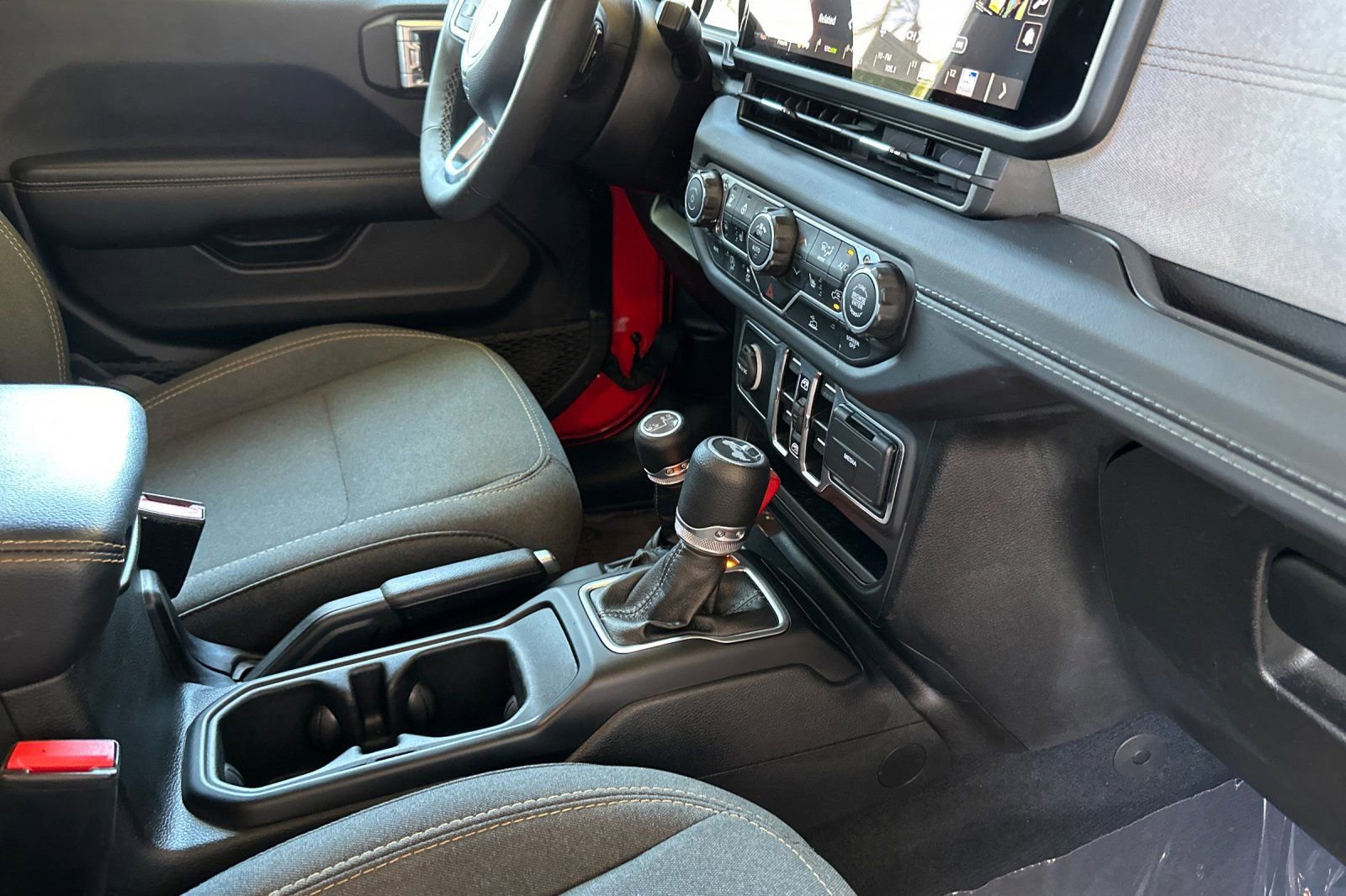 2025 Jeep Wrangler 4-Door Sahara - Photo 16