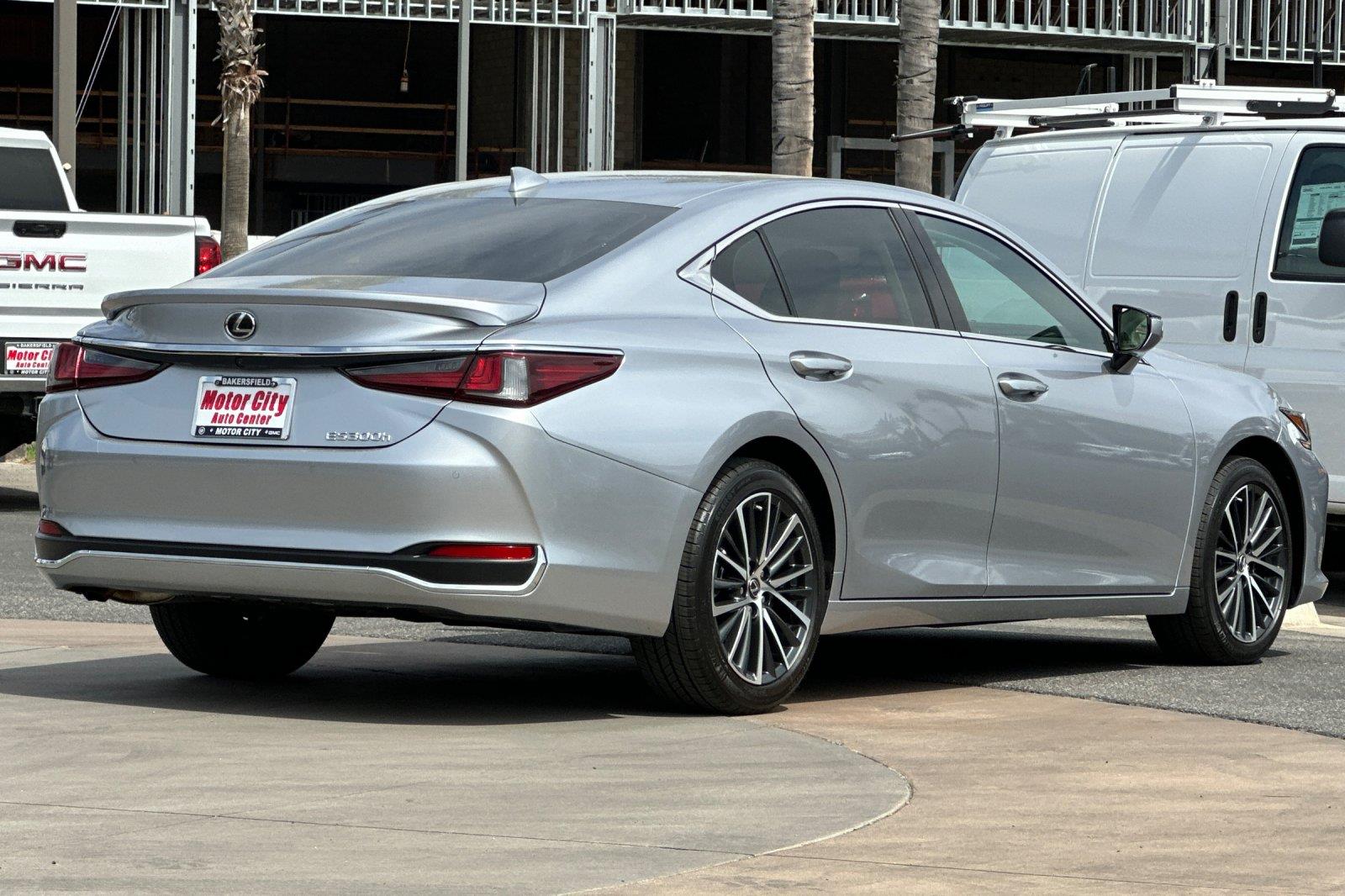 2025 Lexus ES 300h F SPORT Design photo 4