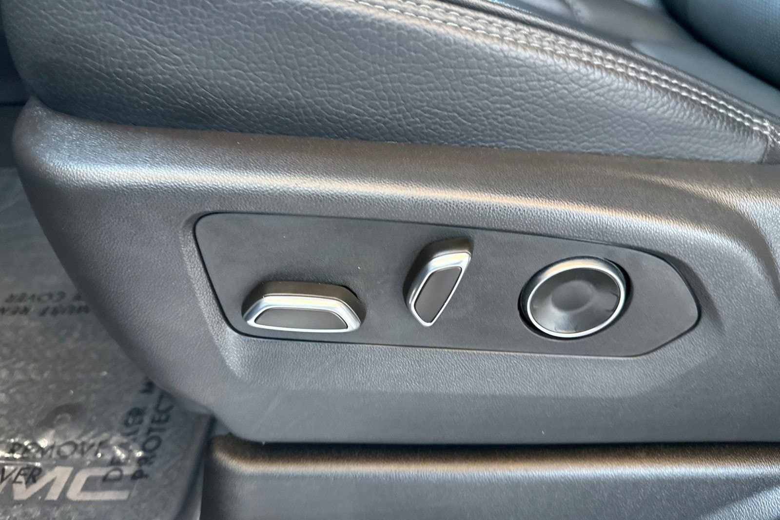 2025 GMC Yukon Denali - Photo 12