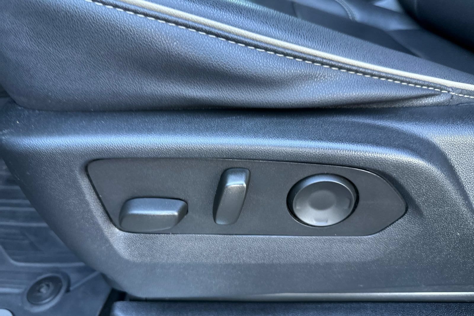 2023 GMC Yukon SLT - Photo 12