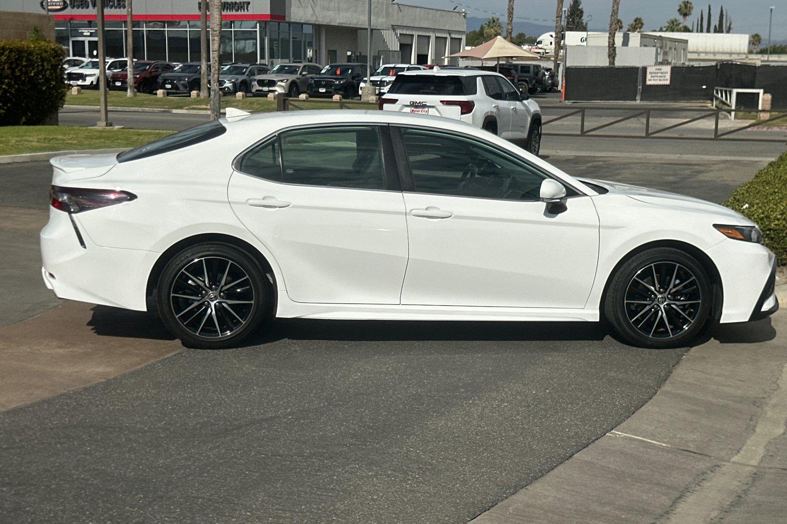 2023 Toyota Camry SE photo 3