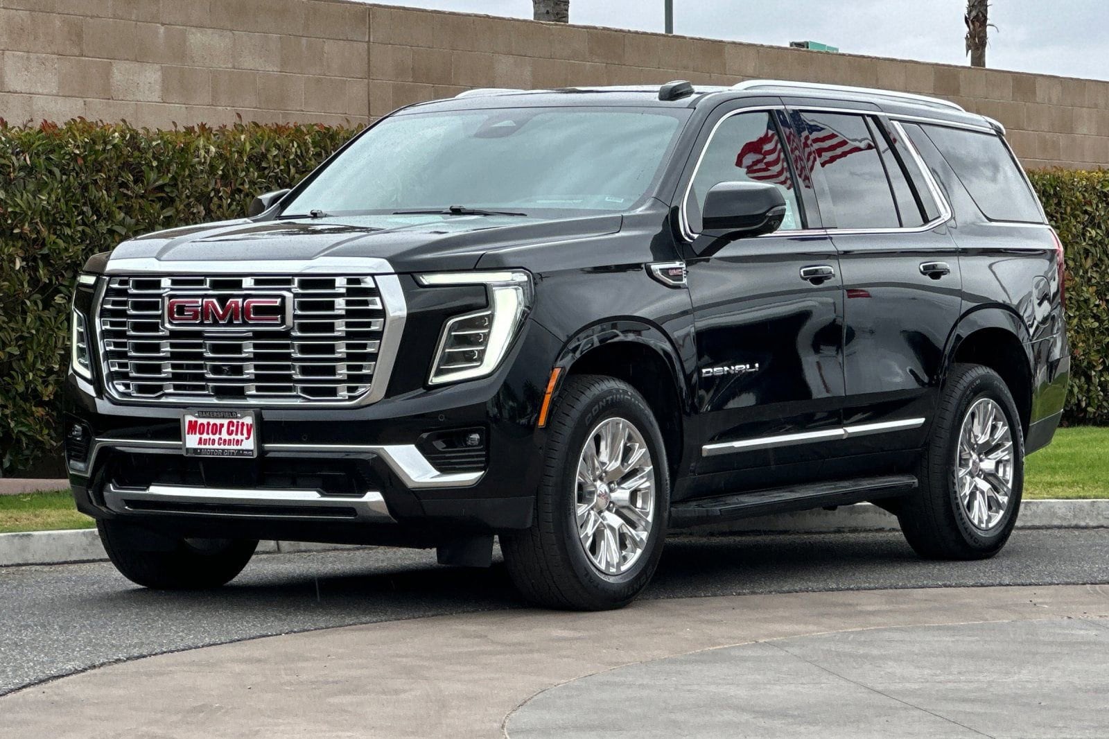 2025 GMC Yukon Denali photo 3