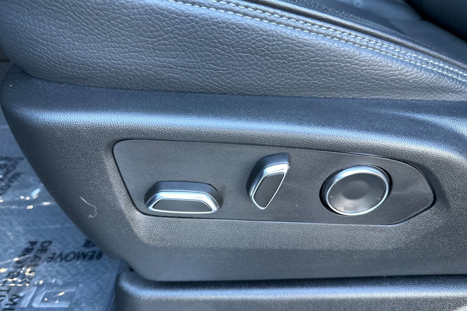 2024 GMC Yukon Denali - Photo 12