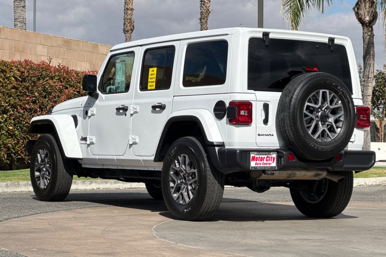 2025 Jeep Wrangler Sahara photo 5